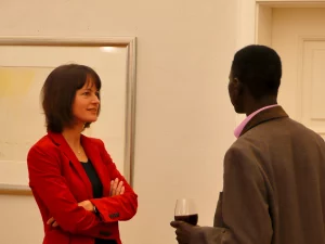 Nanette und ein Vernissage-Besucher im Gespräch.